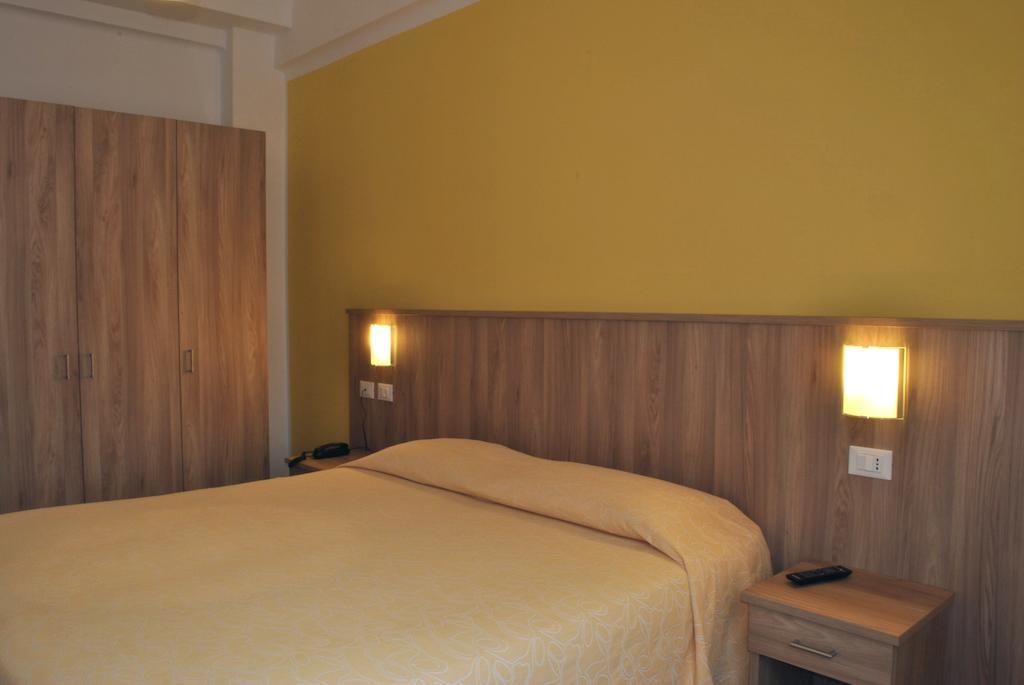 Hotel Bristol Laigueglia Zimmer foto