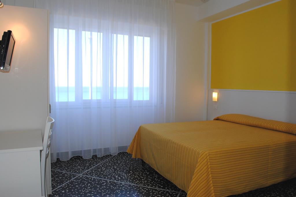 Hotel Bristol Laigueglia Zimmer foto