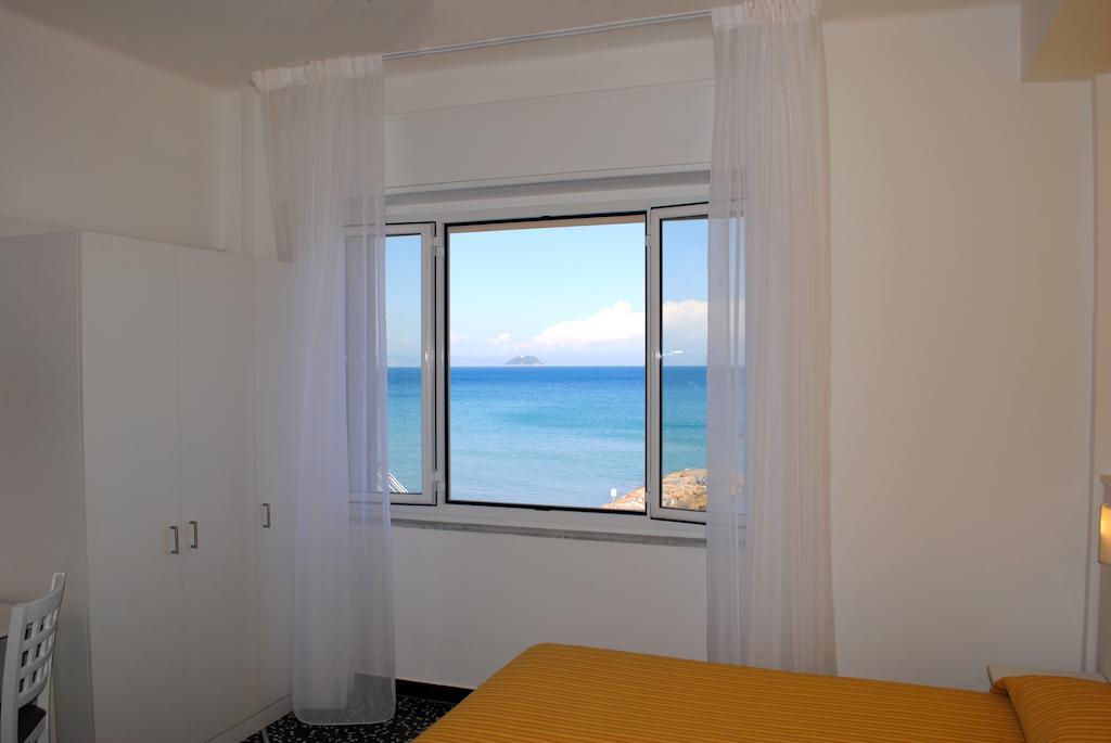Hotel Bristol Laigueglia Zimmer foto